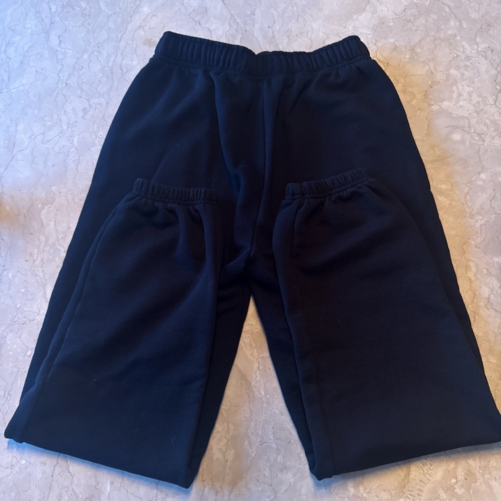 ALO Yoga Black Accolade Sweatpants - Picture 3 of 3